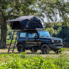 Tente de toit Kyvyk Keeper XS ouverte et dépliée sur un 4x4 Suzuki Jimny